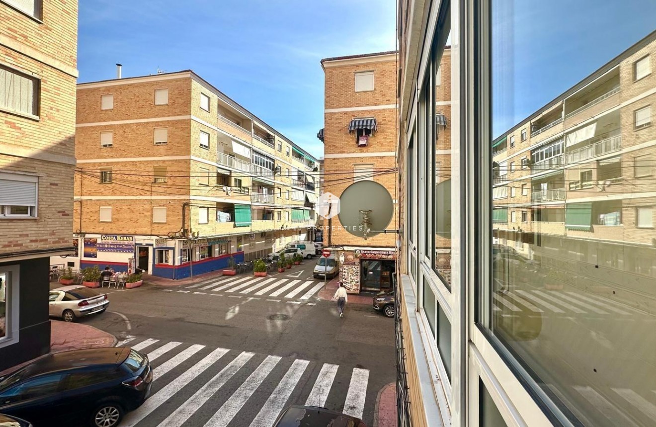 Z drugiej ręki - Mieszkanie w bloku -
Torrevieja - Estacion de autobuses