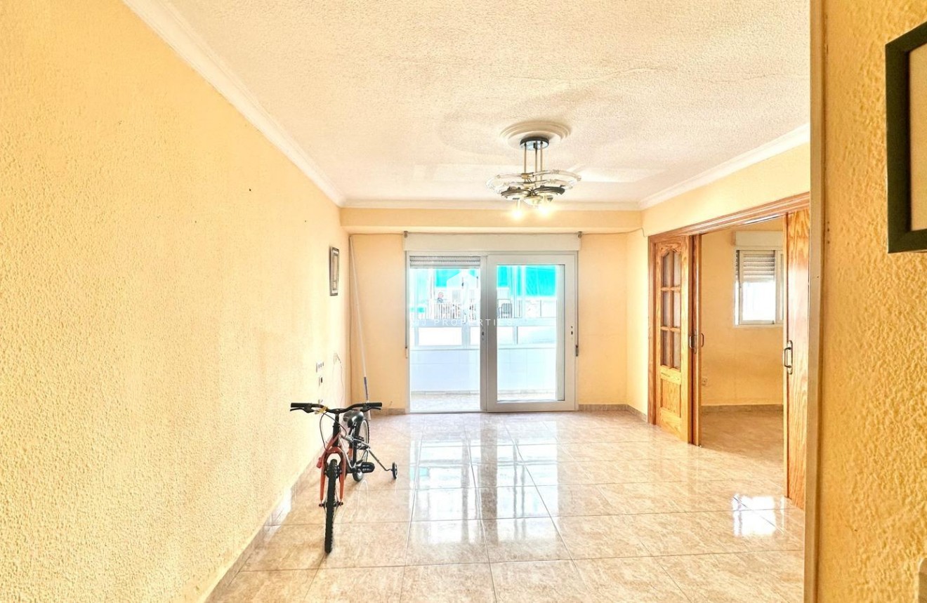 Z drugiej ręki - Mieszkanie w bloku -
Torrevieja - Estacion de autobuses