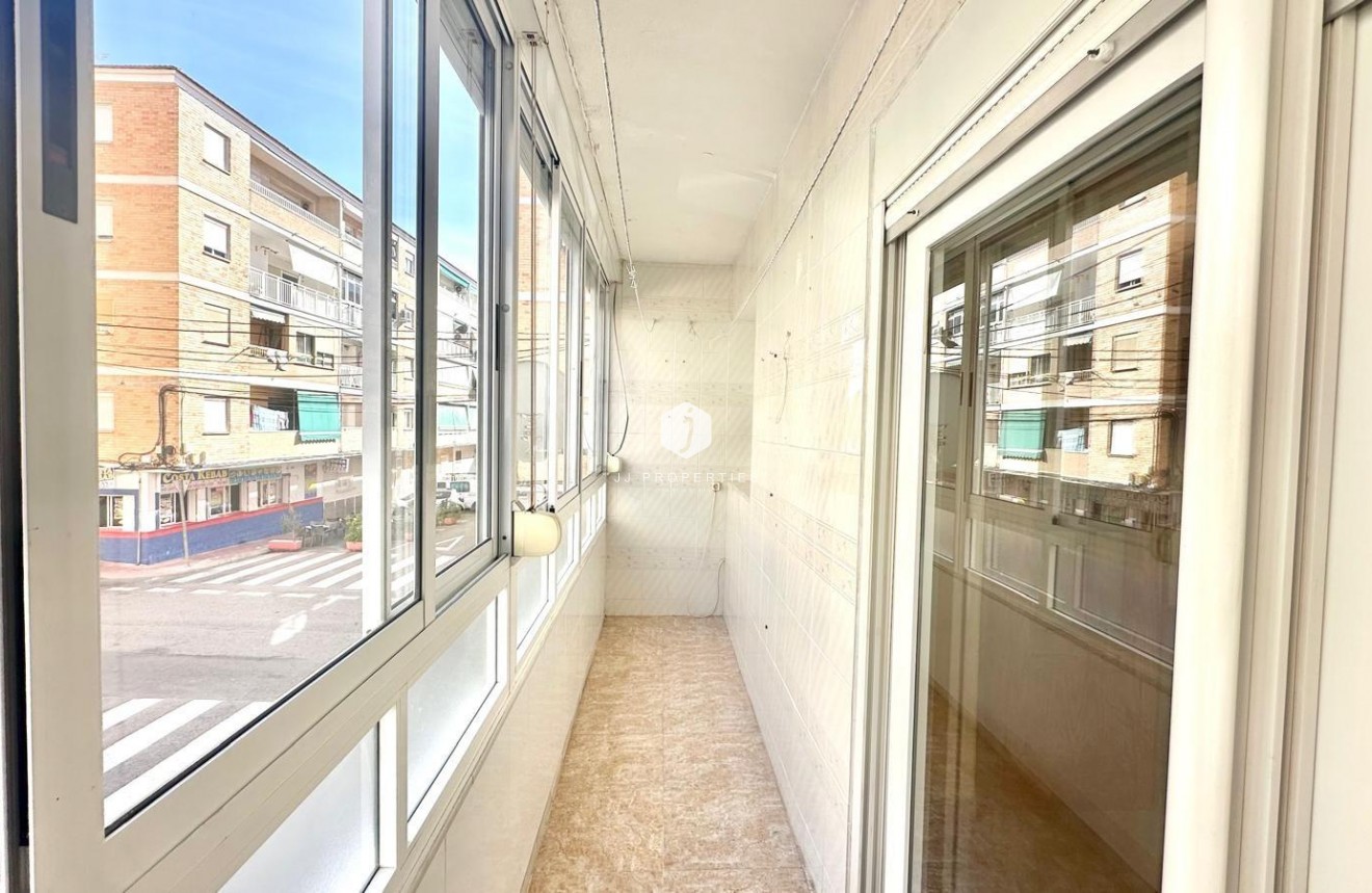 Z drugiej ręki - Mieszkanie w bloku -
Torrevieja - Estacion de autobuses