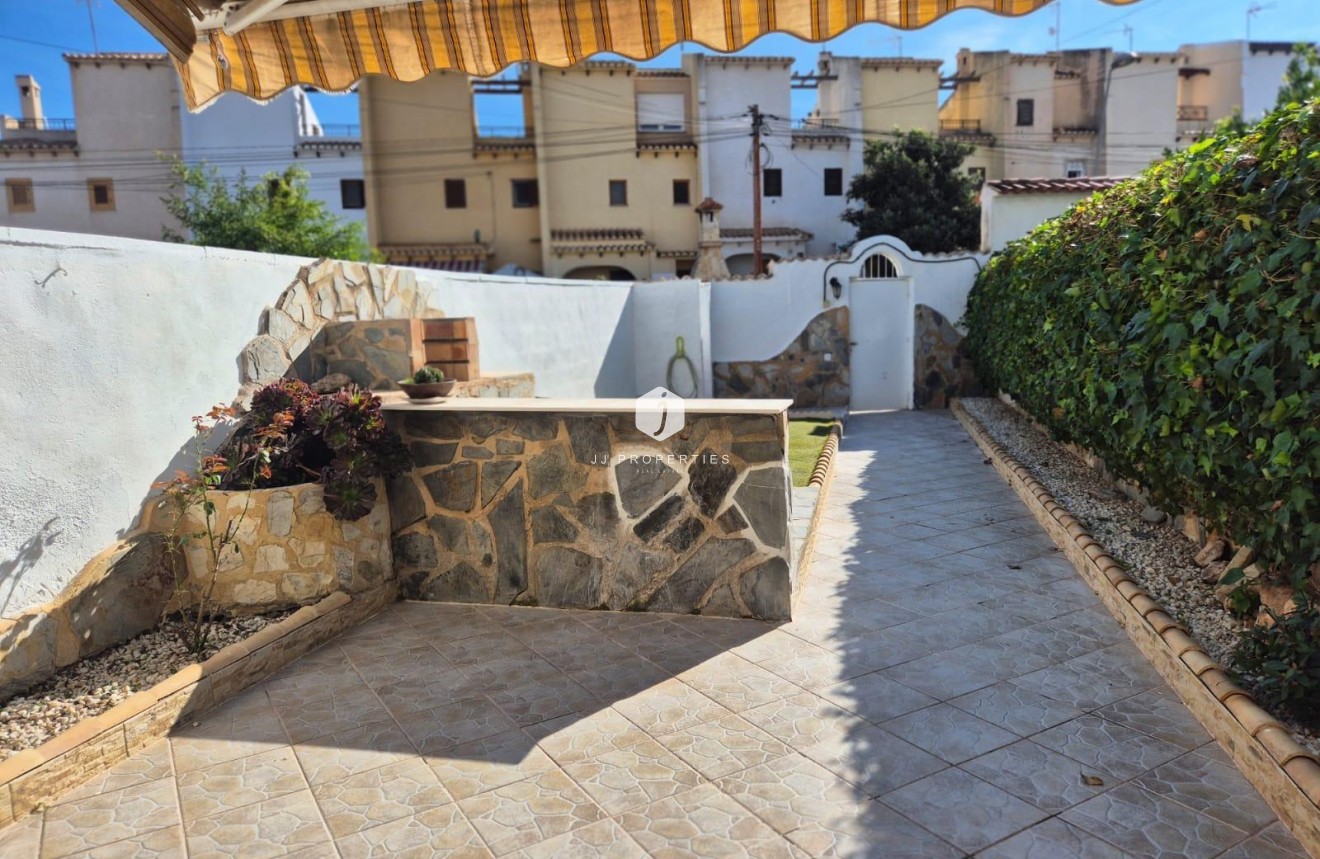 Z drugiej ręki - Szalet -
Torrevieja - Los Balcones