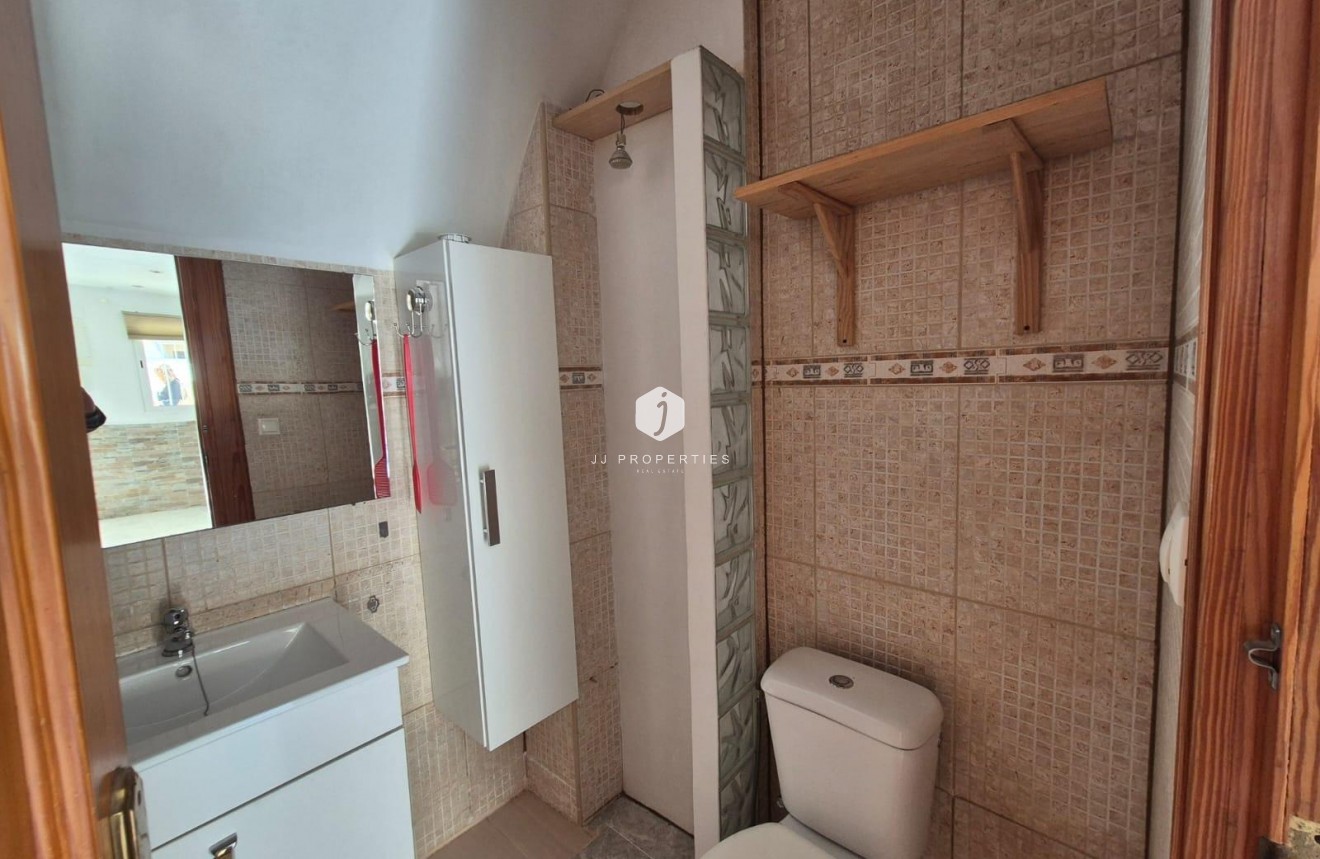 Z drugiej ręki - Szalet -
Torrevieja - Los Balcones