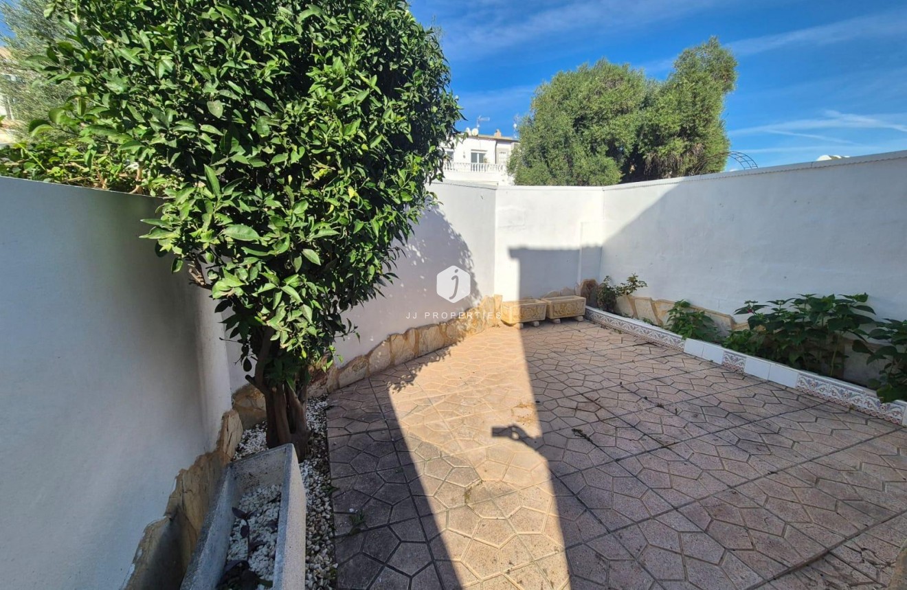 Z drugiej ręki - Szalet -
Torrevieja - Los Balcones