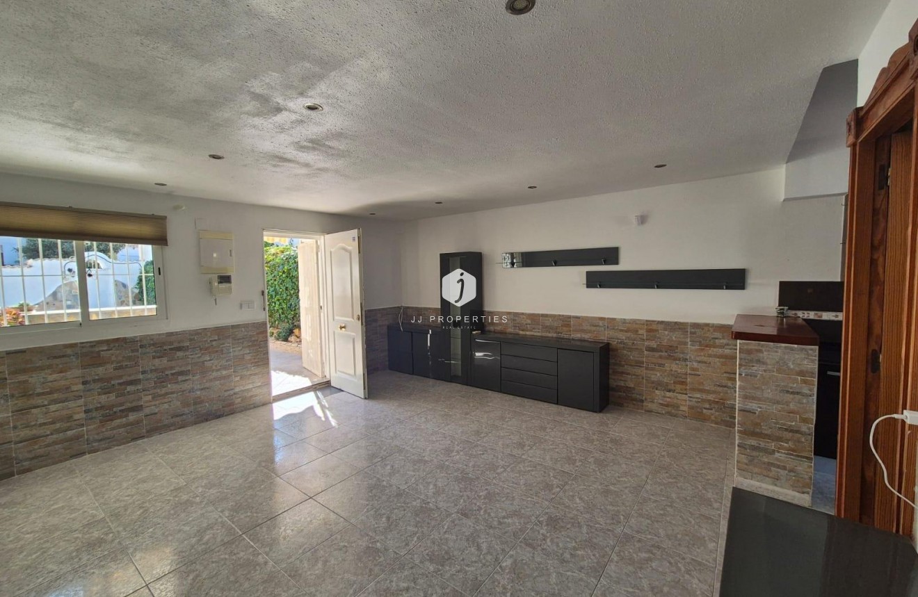 Z drugiej ręki - Szalet -
Torrevieja - Los Balcones