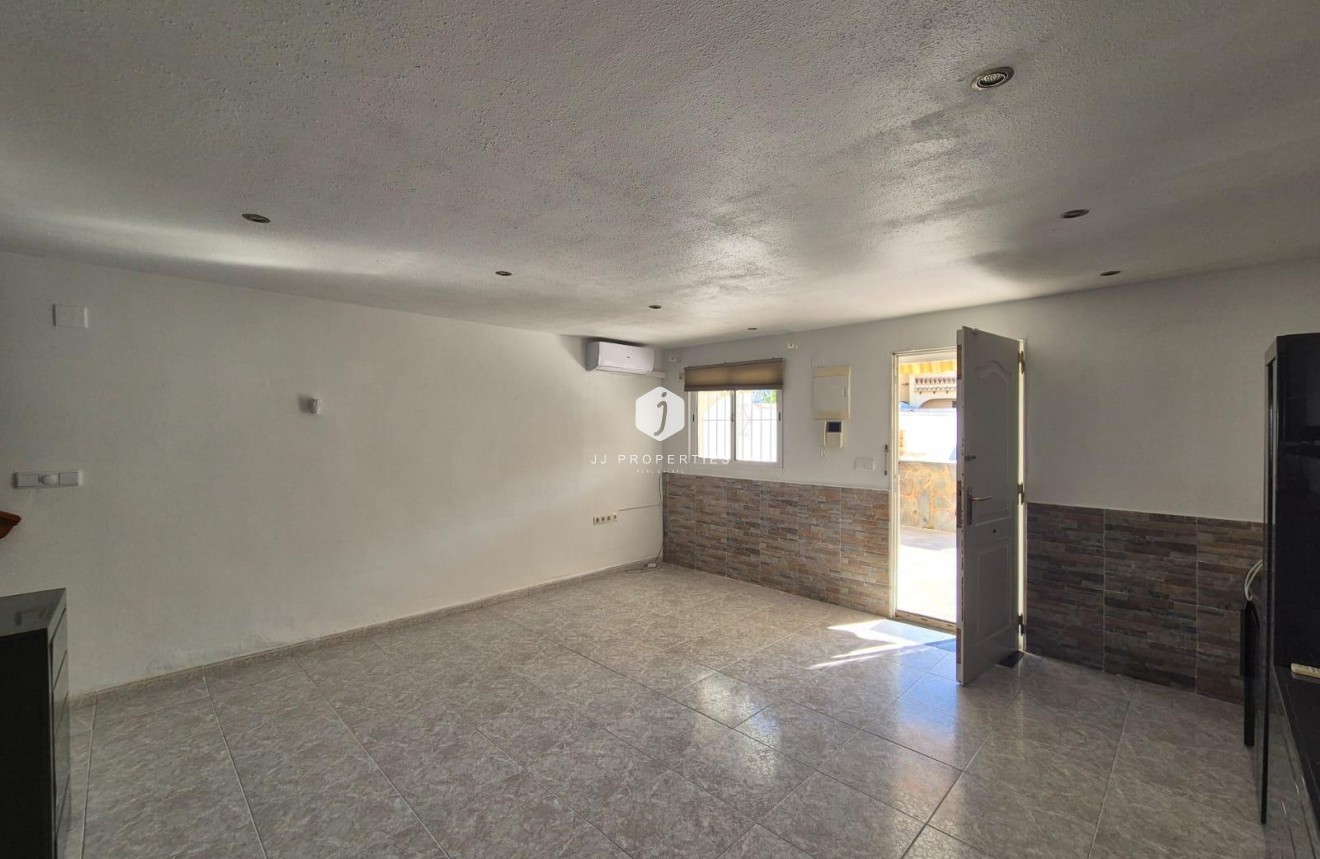 Z drugiej ręki - Szalet -
Torrevieja - Los Balcones