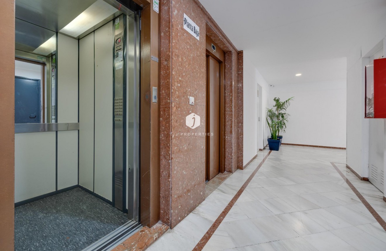 Z drugiej ręki - Mieszkanie w bloku -
Torrevieja - La veleta