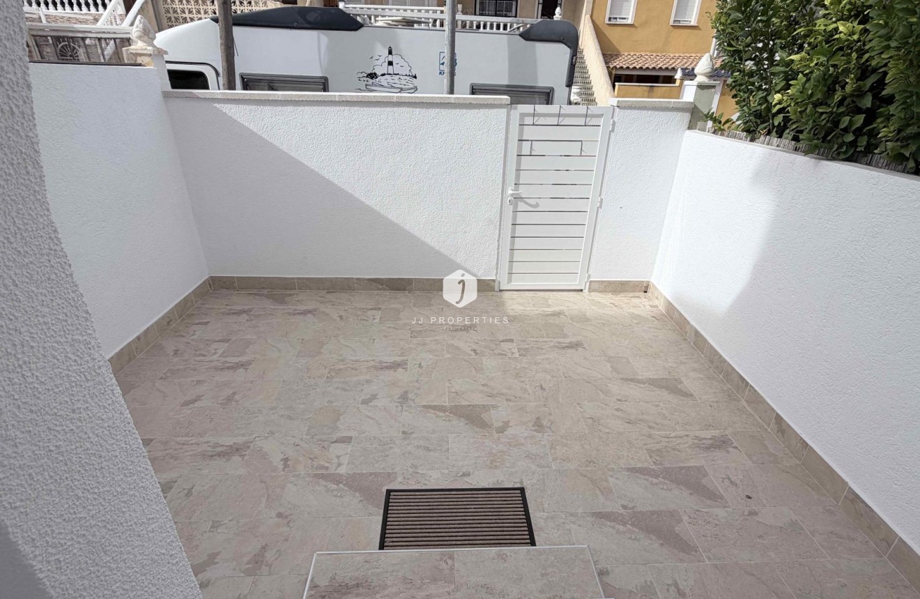 Z drugiej ręki - Szalet -
Torrevieja - Costa Blanca