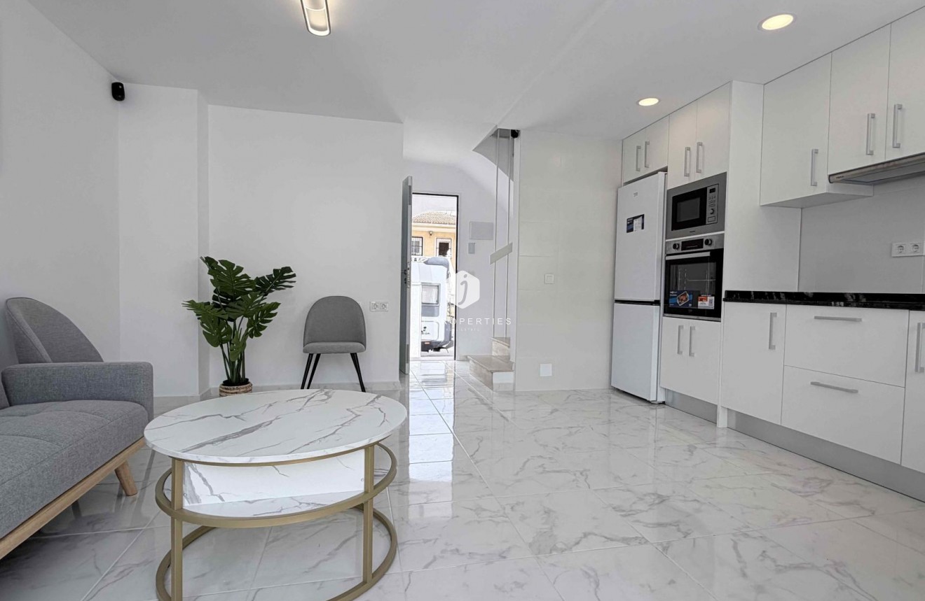 Z drugiej ręki - Szalet -
Torrevieja - Costa Blanca