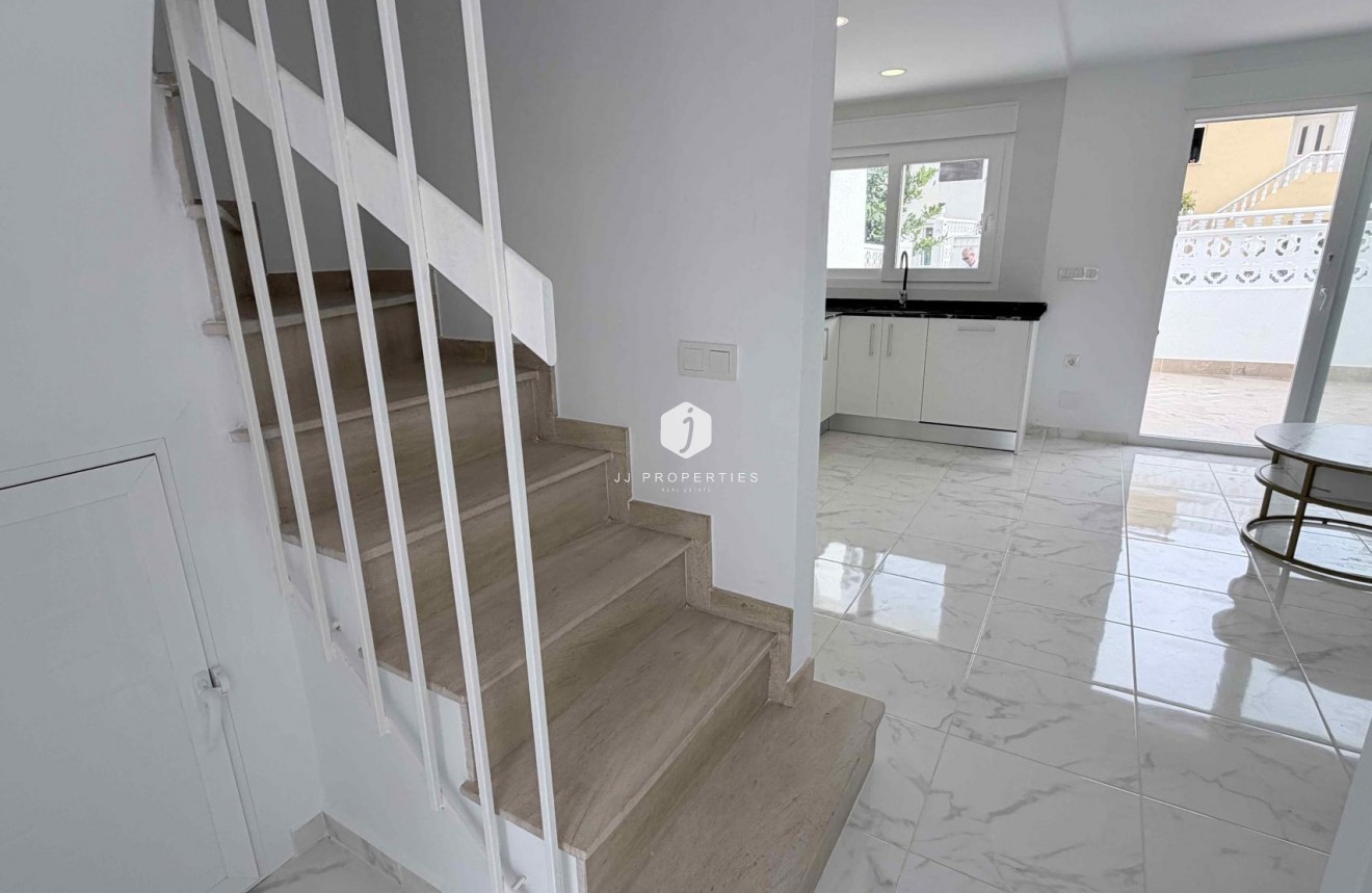 Z drugiej ręki - Szalet -
Torrevieja - Costa Blanca