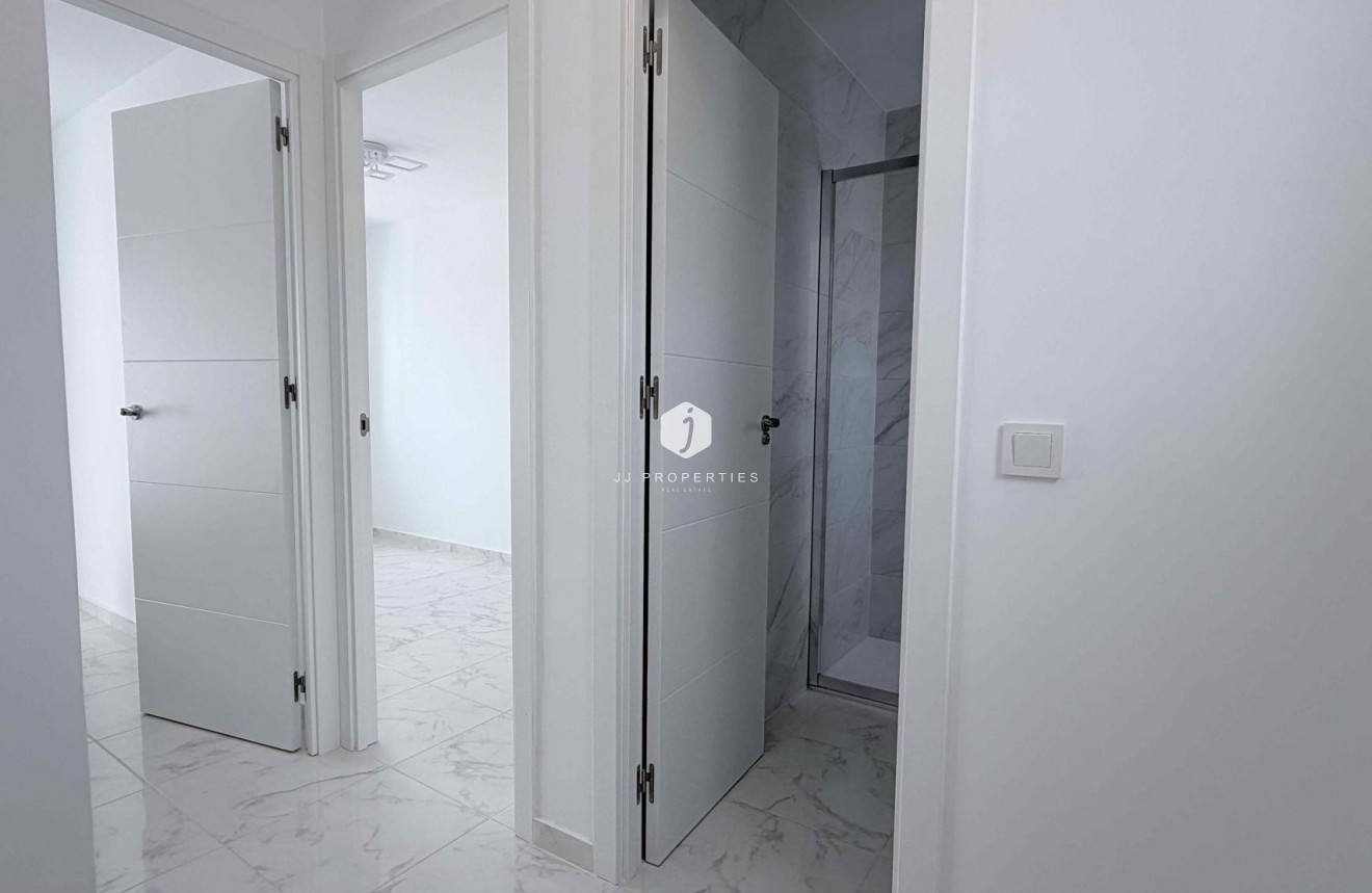 Z drugiej ręki - Szalet -
Torrevieja - Costa Blanca