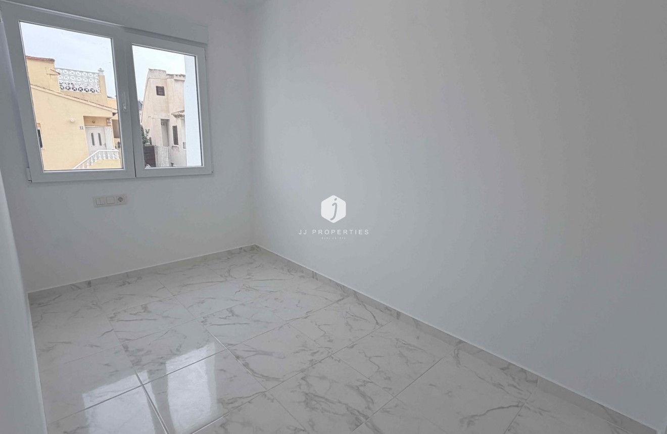 Z drugiej ręki - Szalet -
Torrevieja - Costa Blanca