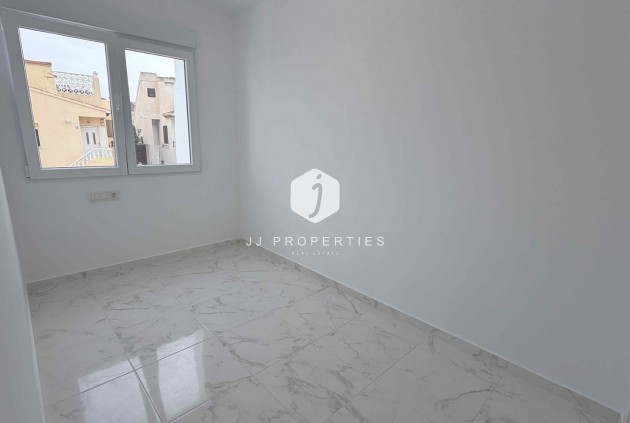 Z drugiej ręki - Szalet -
Torrevieja - Costa Blanca