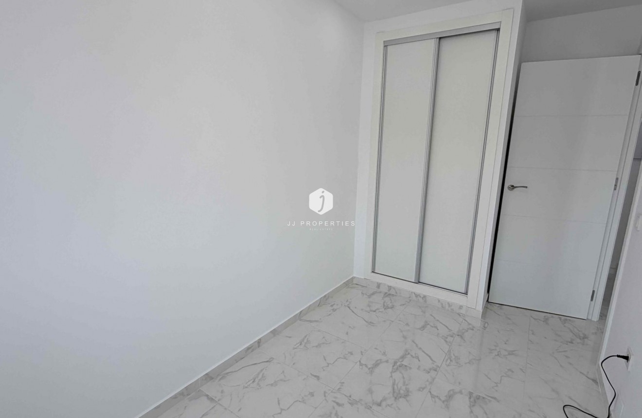 Z drugiej ręki - Szalet -
Torrevieja - Costa Blanca