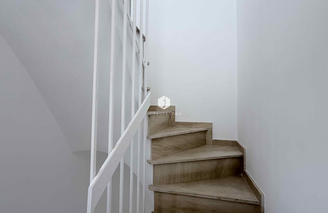 Z drugiej ręki - Szalet -
Torrevieja - Costa Blanca