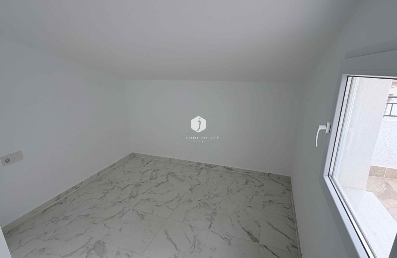 Z drugiej ręki - Szalet -
Torrevieja - Costa Blanca