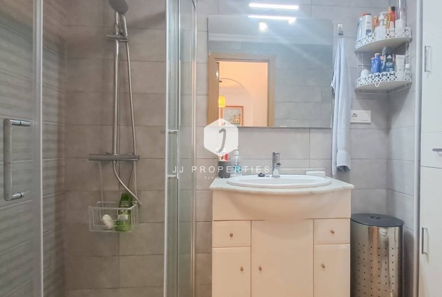 Z drugiej ręki - Mieszkanie w bloku -
Torrevieja - Parque Acuático - Sector 25