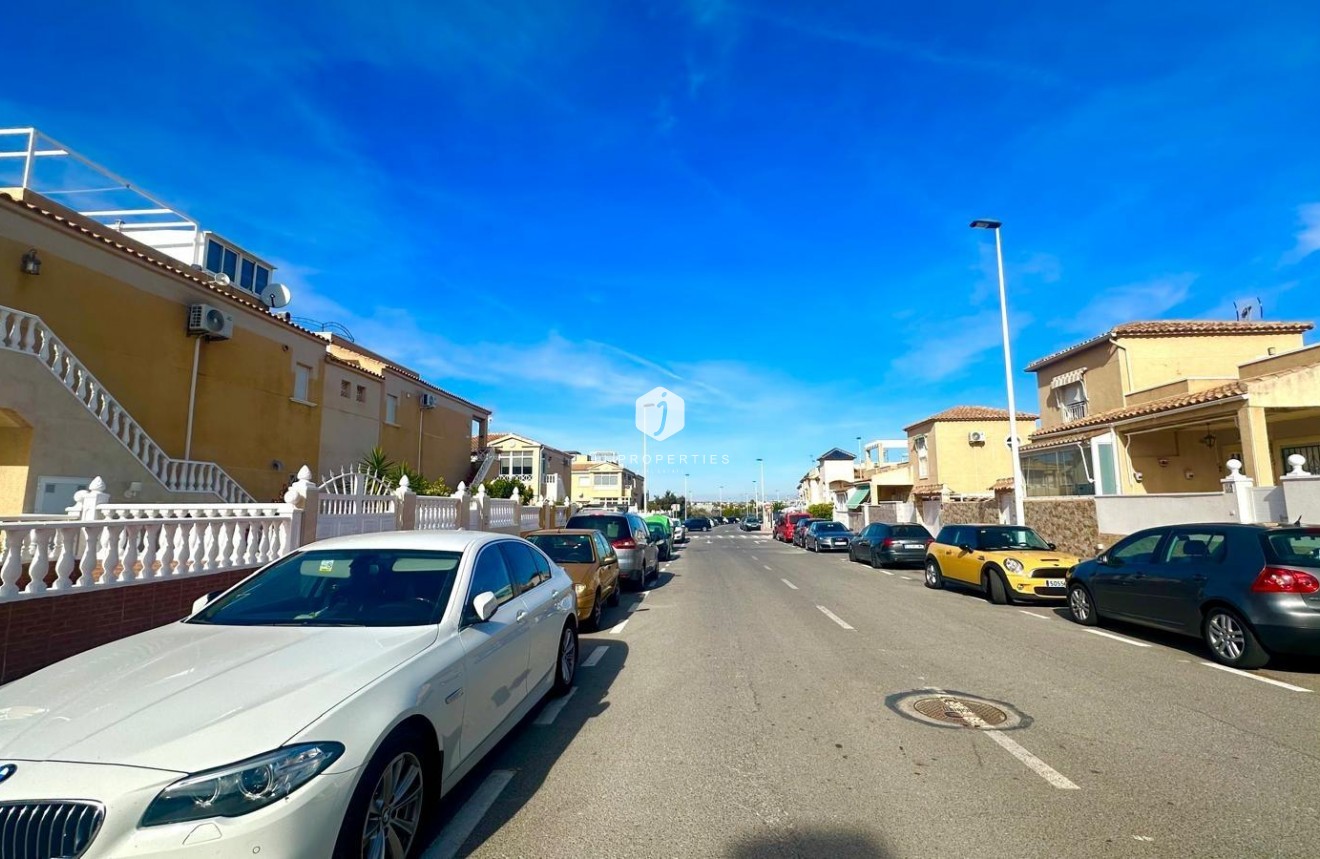 Z drugiej ręki - Bungalow -
Torrevieja - Playa de los Locos