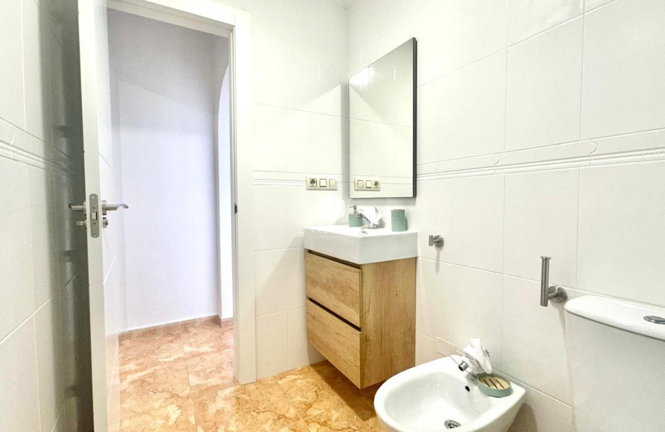 Z drugiej ręki - Bungalow -
Torrevieja - Playa de los Locos