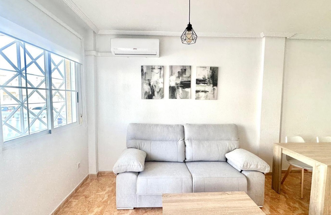 Z drugiej ręki - Bungalow -
Torrevieja - Playa de los Locos