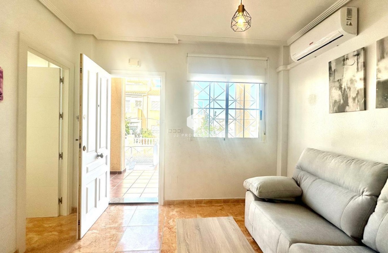 Z drugiej ręki - Bungalow -
Torrevieja - Playa de los Locos