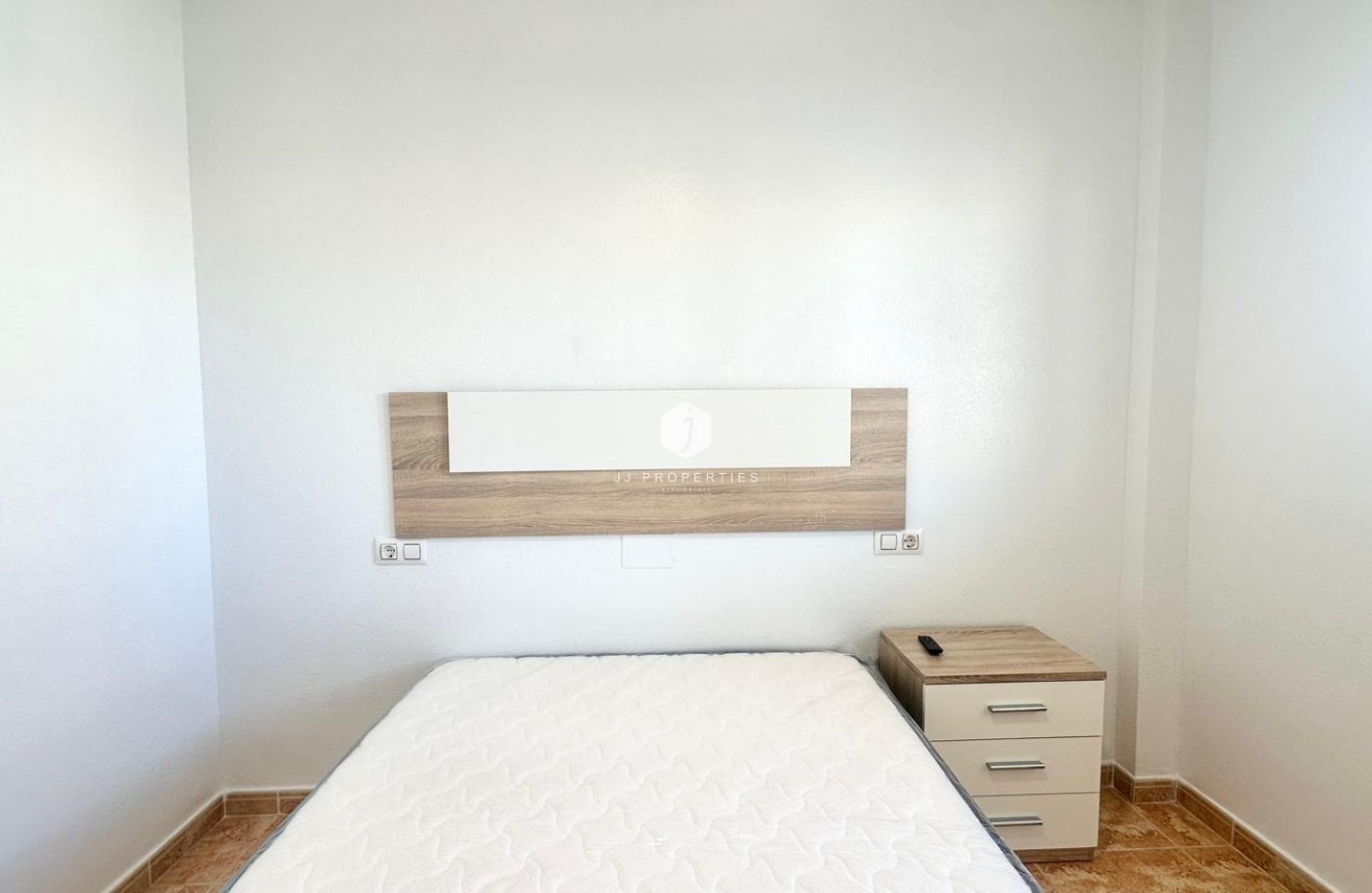 Z drugiej ręki - Bungalow -
Torrevieja - Playa de los Locos