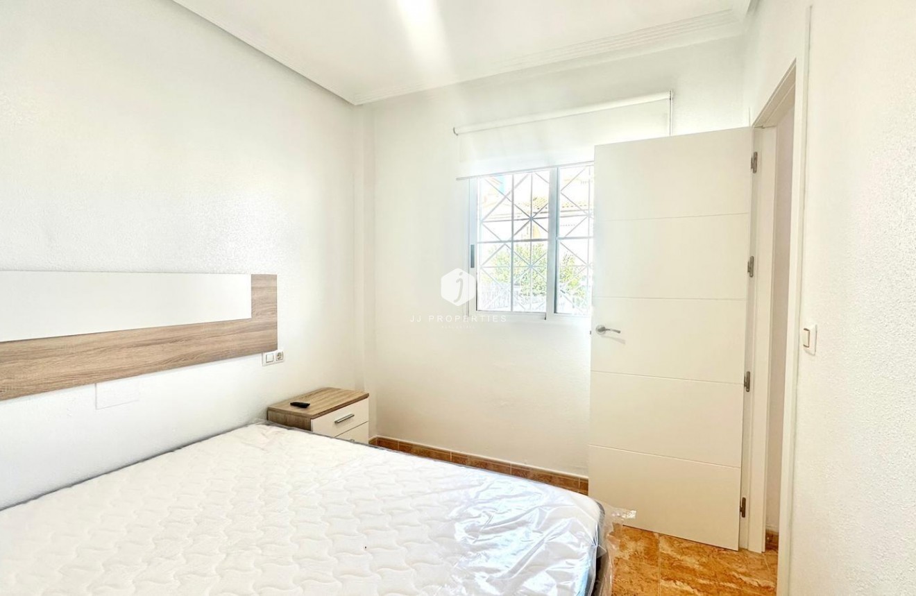 Z drugiej ręki - Bungalow -
Torrevieja - Playa de los Locos