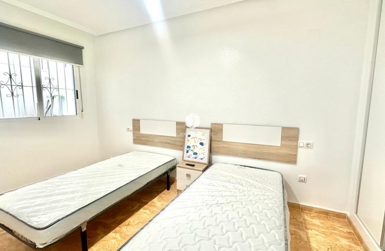 Z drugiej ręki - Bungalow -
Torrevieja - Playa de los Locos