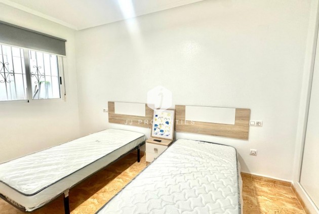 Z drugiej ręki - Bungalow -
Torrevieja - Playa de los Locos