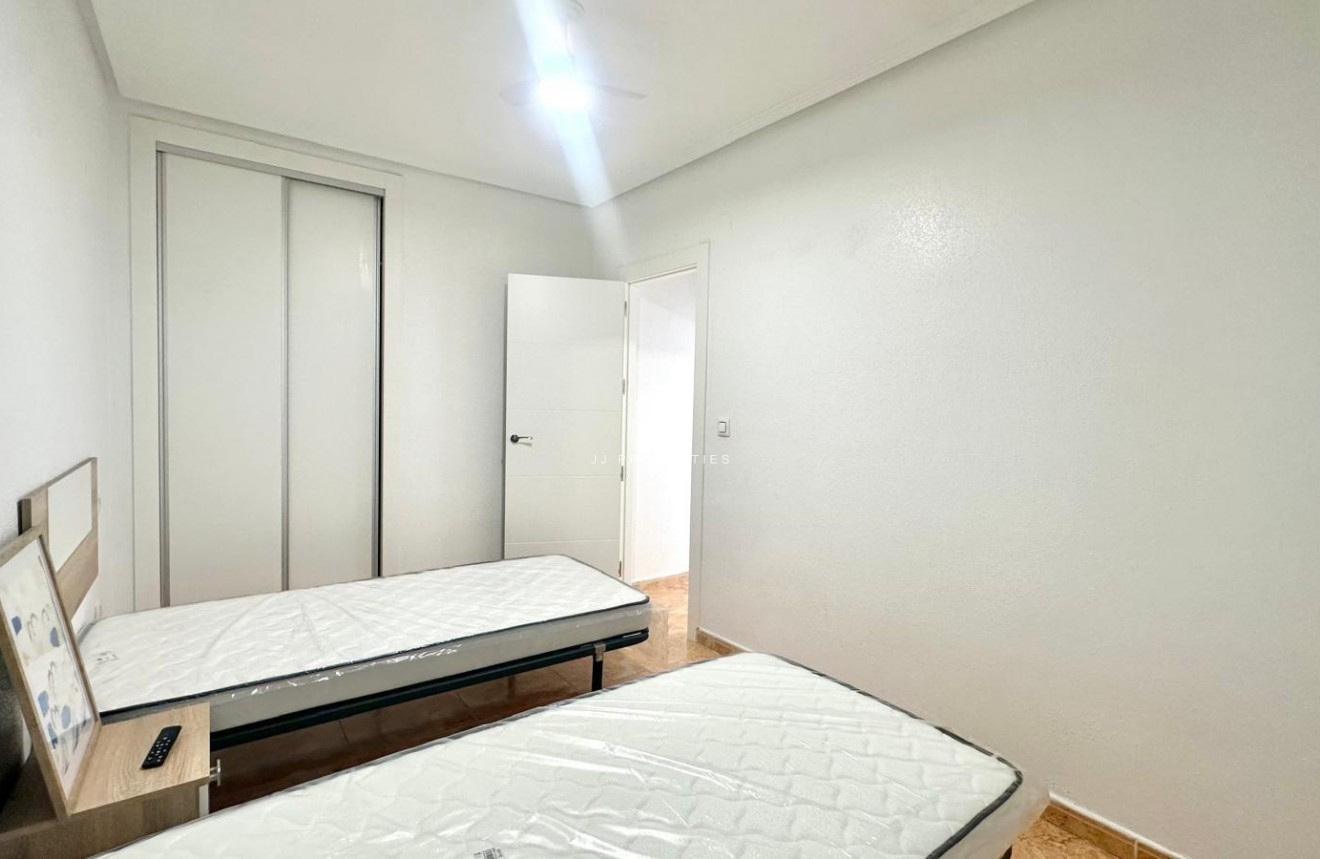 Z drugiej ręki - Bungalow -
Torrevieja - Playa de los Locos