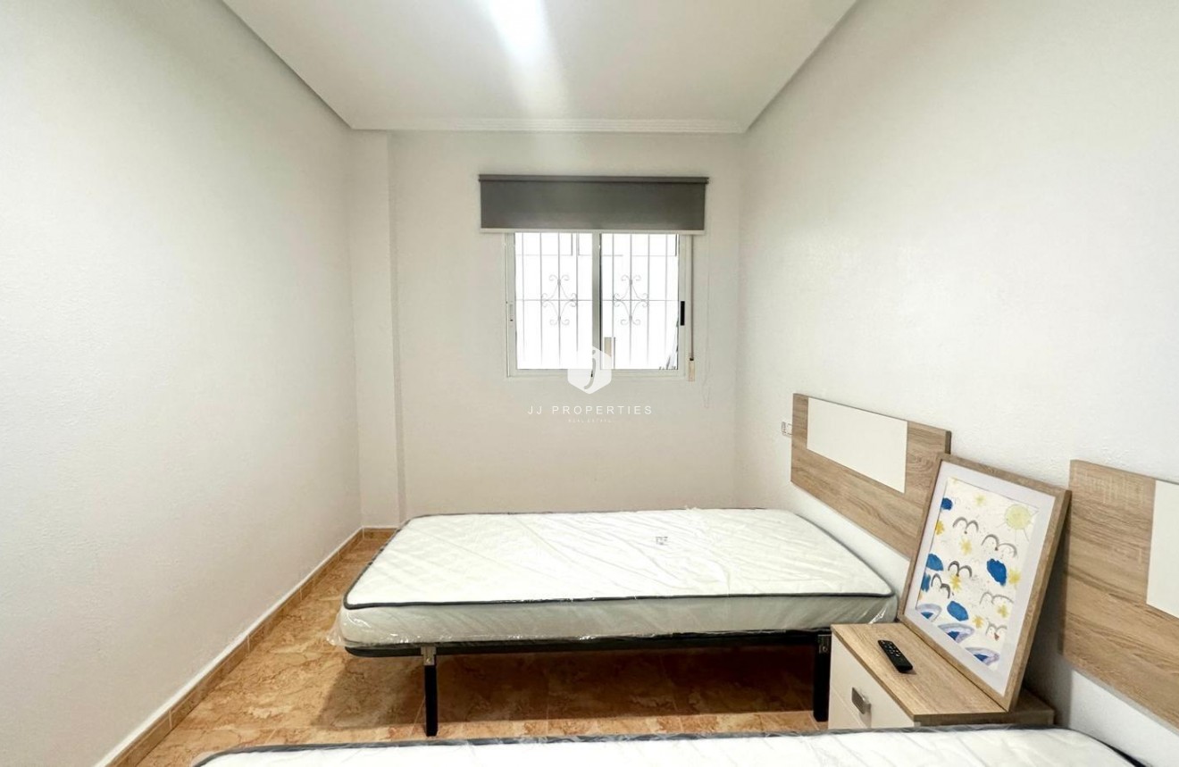 Z drugiej ręki - Bungalow -
Torrevieja - Playa de los Locos