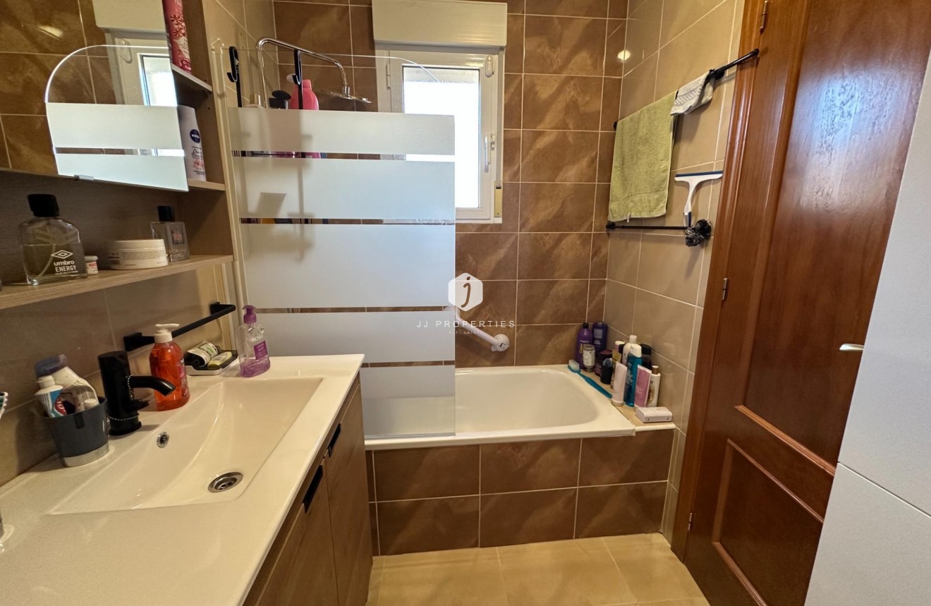 Z drugiej ręki - Szalet -
San Miguel de Salinas - Residencial Los Flamencos