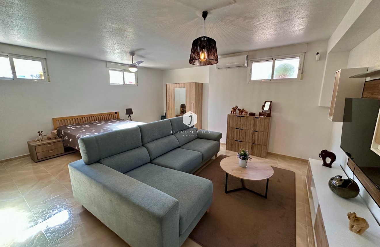 Z drugiej ręki - Szalet -
San Miguel de Salinas - Residencial Los Flamencos