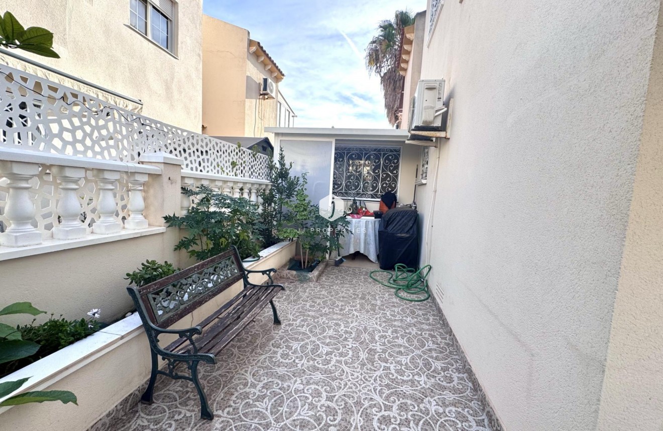 Z drugiej ręki - Szalet -
Orihuela Costa - Playa Flamenca