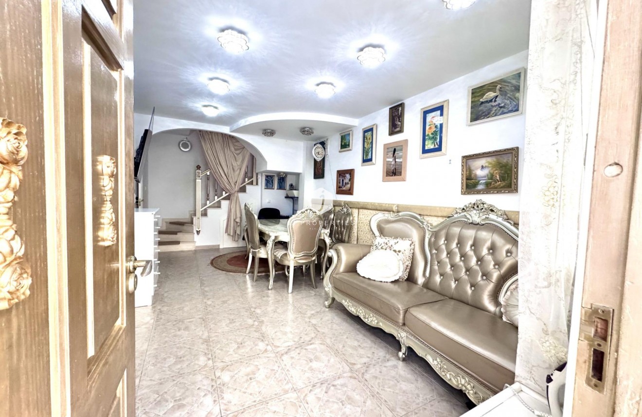 Z drugiej ręki - Szalet -
Orihuela Costa - Playa Flamenca