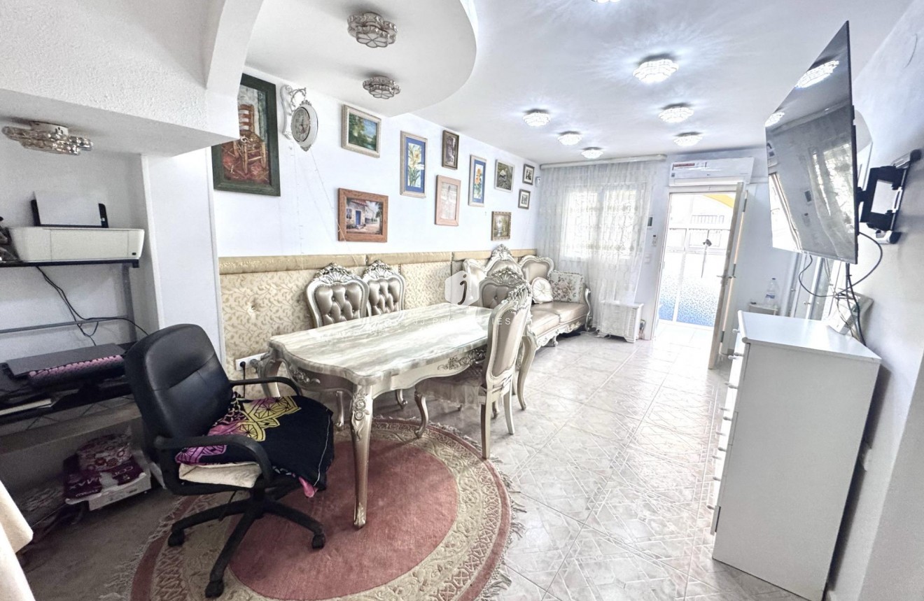 Z drugiej ręki - Szalet -
Orihuela Costa - Playa Flamenca