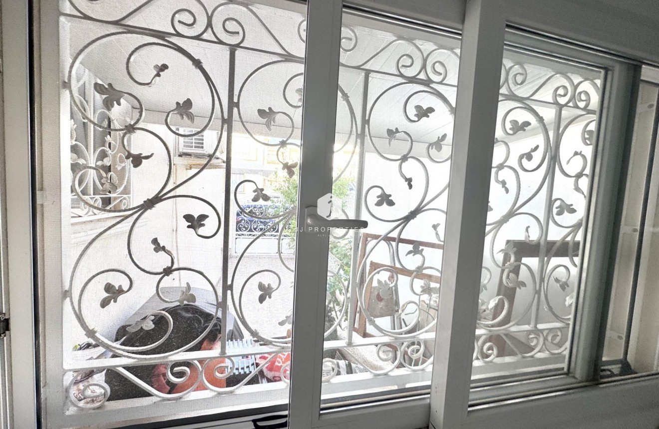 Z drugiej ręki - Szalet -
Orihuela Costa - Playa Flamenca