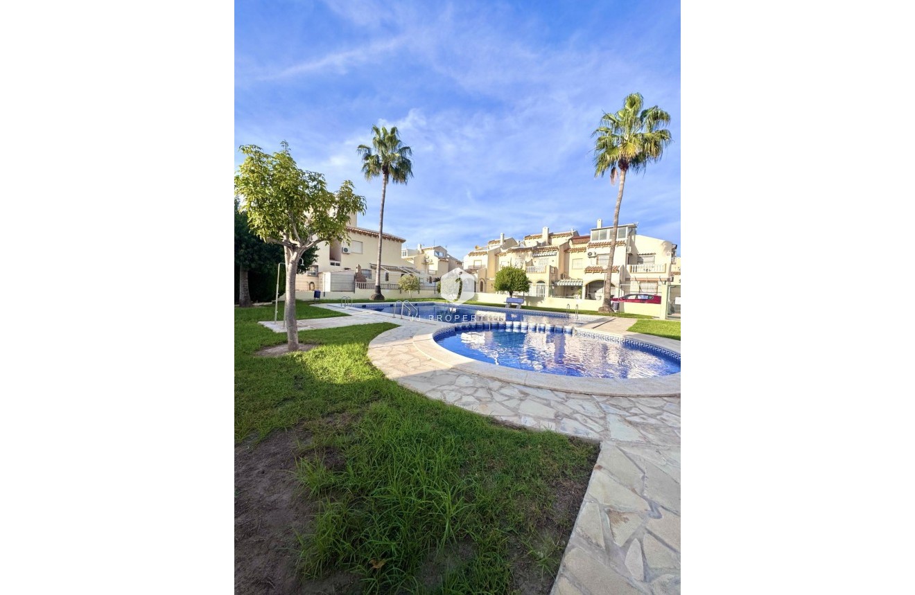 Z drugiej ręki - Szalet -
Orihuela Costa - Playa Flamenca