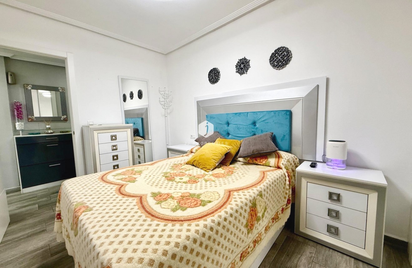 Z drugiej ręki - Mieszkanie w bloku -
Torrevieja - PARQUE DE LAS NACIONES