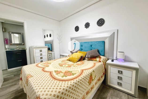 Z drugiej ręki - Mieszkanie w bloku -
Torrevieja - PARQUE DE LAS NACIONES