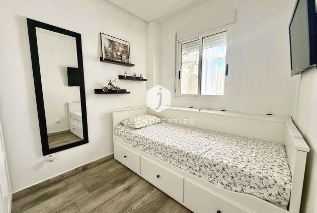 Z drugiej ręki - Mieszkanie w bloku -
Torrevieja - PARQUE DE LAS NACIONES