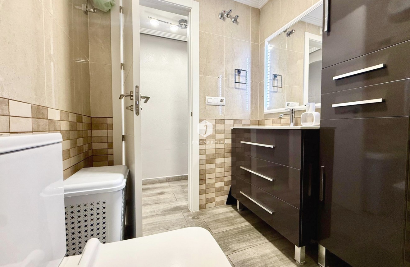 Z drugiej ręki - Mieszkanie w bloku -
Torrevieja - PARQUE DE LAS NACIONES