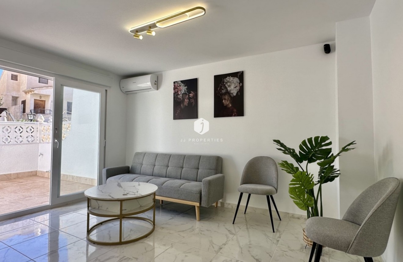 Z drugiej ręki - Szalet -
Torrevieja - Costa Blanca