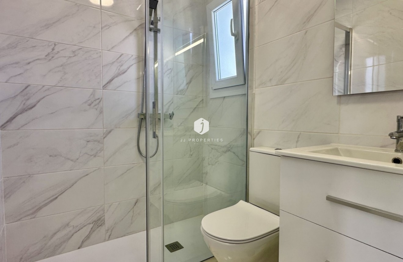 Z drugiej ręki - Szalet -
Torrevieja - Costa Blanca