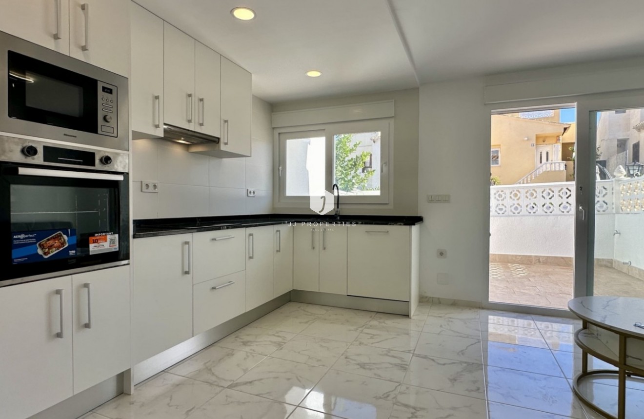 Z drugiej ręki - Szalet -
Torrevieja - Costa Blanca