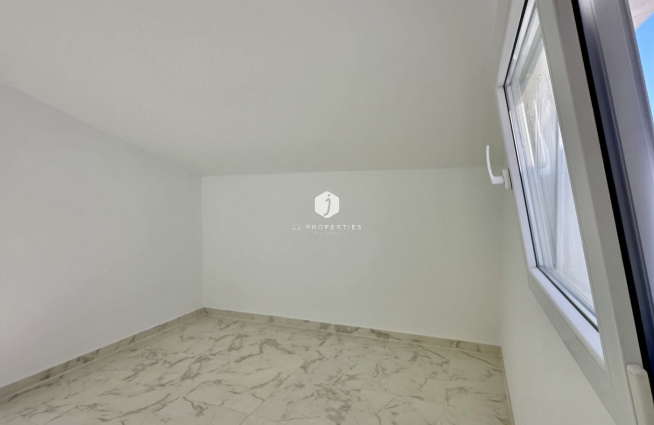 Z drugiej ręki - Szalet -
Torrevieja - Costa Blanca