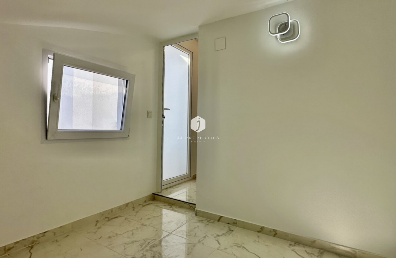 Z drugiej ręki - Szalet -
Torrevieja - Costa Blanca