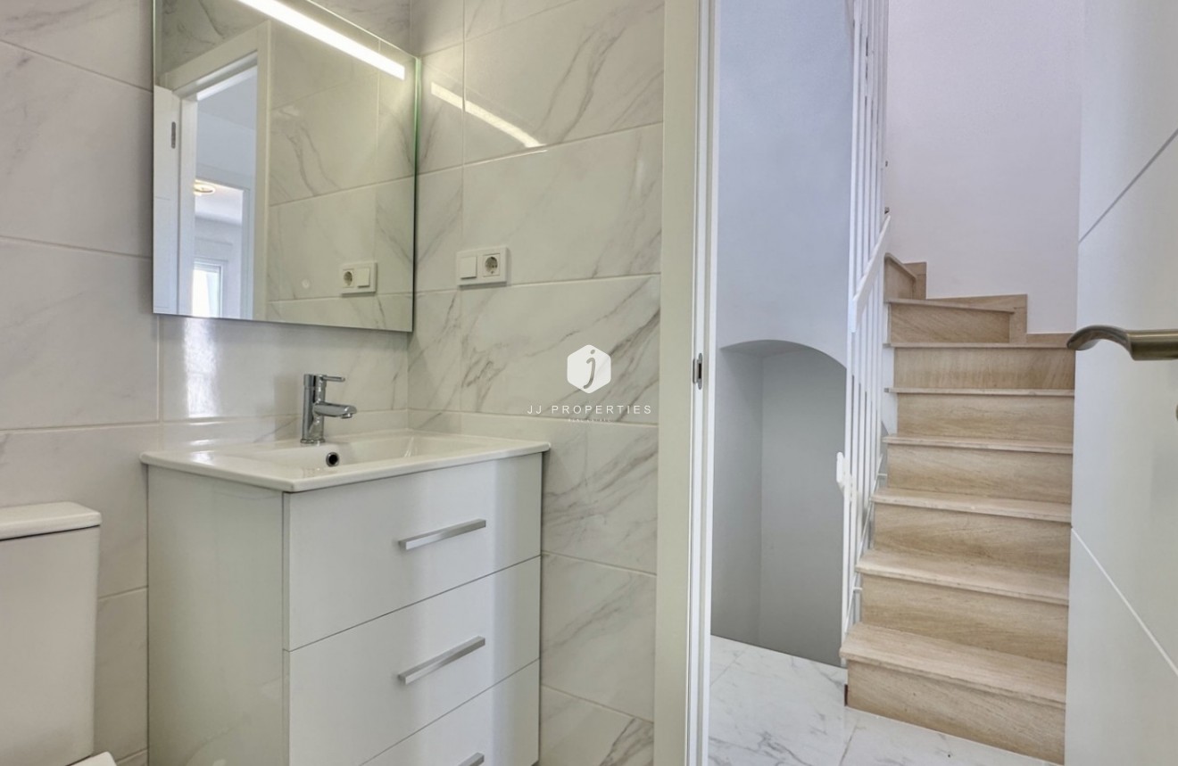 Z drugiej ręki - Szalet -
Torrevieja - Costa Blanca