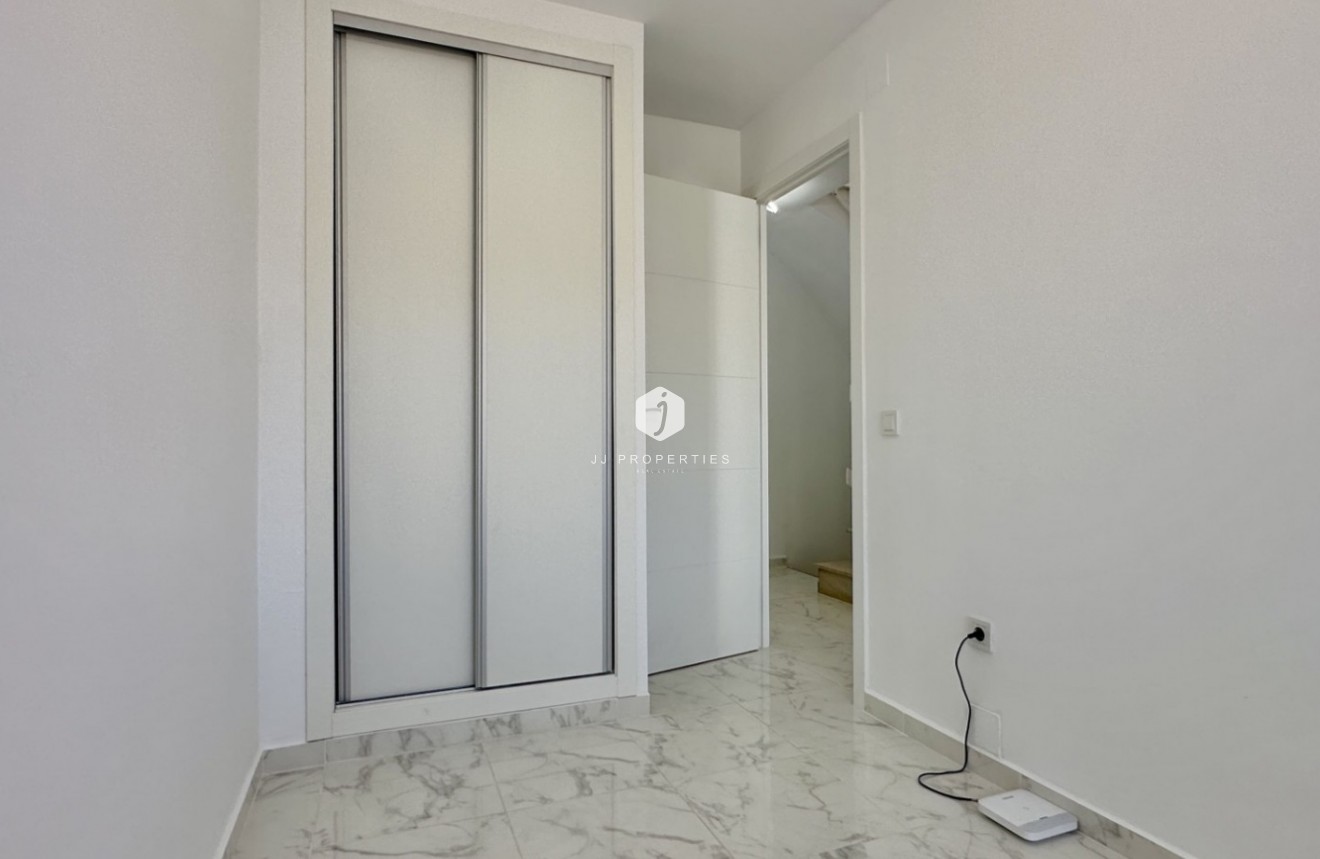 Z drugiej ręki - Szalet -
Torrevieja - Costa Blanca