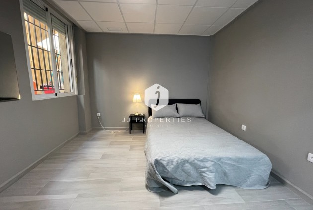 Z drugiej ręki - Szalet -
Algorfa - Inland