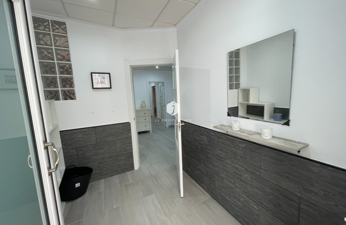 Z drugiej ręki - Szalet -
Algorfa - Inland