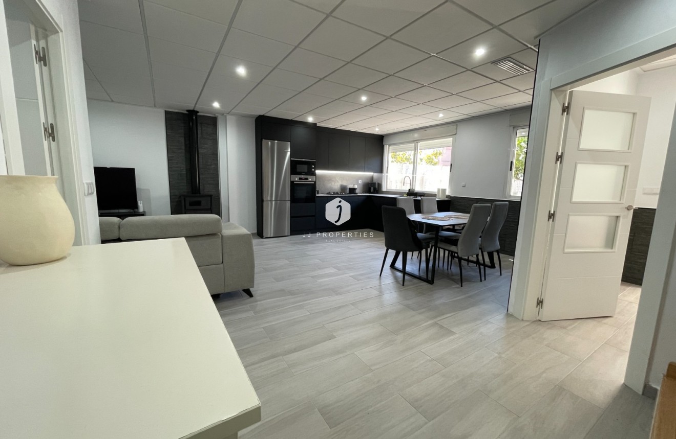 Z drugiej ręki - Szalet -
Algorfa - Inland